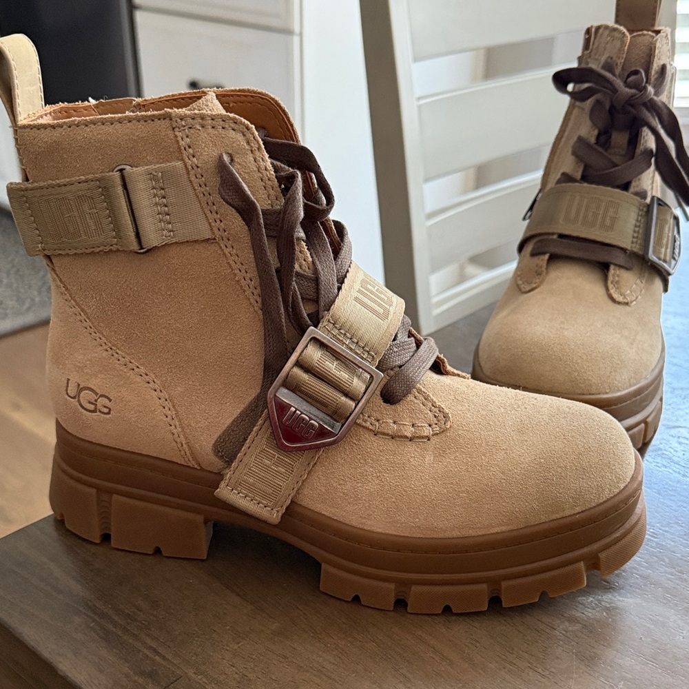 UGG women’s Ashton short Lace-Up Boots